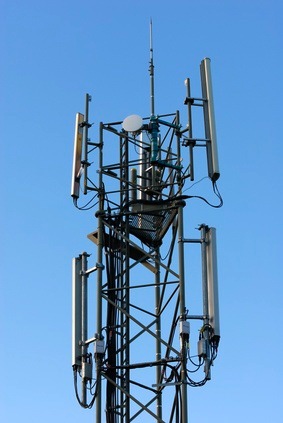Un pylône soutenant une antenne relais de téléphonie mobile.